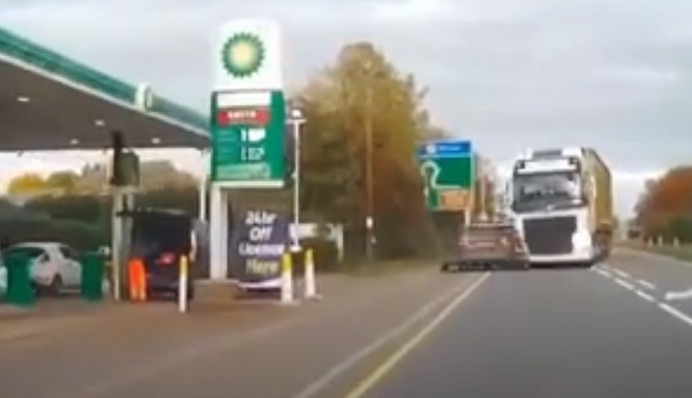 VIDEO: Un șofer profesionist, leșinat la volan, intră cu camionul pe contrasens