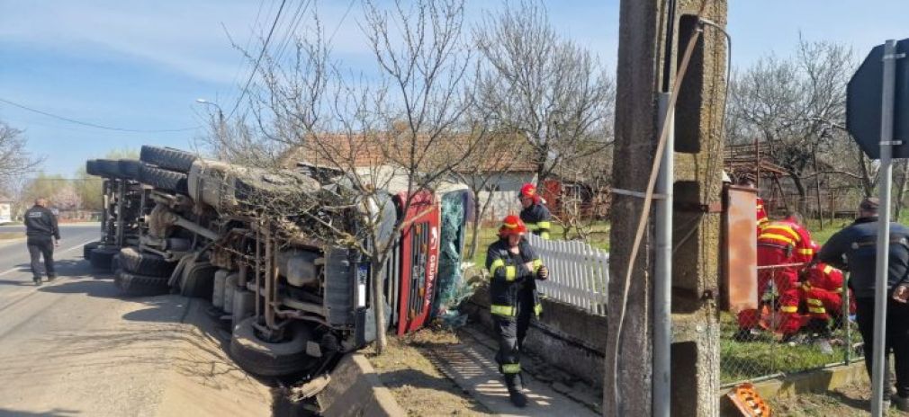 Camion răsturnat. Șoferul a intrat prea tare în curbă