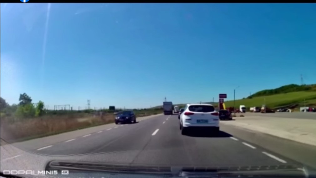 VIDEO. Un camion depășește o coloană mare de mașini