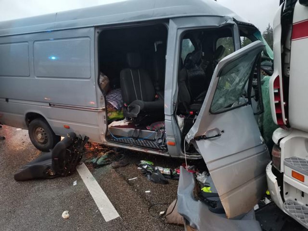 Cinci răniți după ce șoferul unui microbuz a pierdut controlul și a lovit un camion