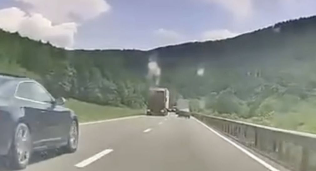 VIDEO Depășire extremă. La o secundă să se izbească de un camion