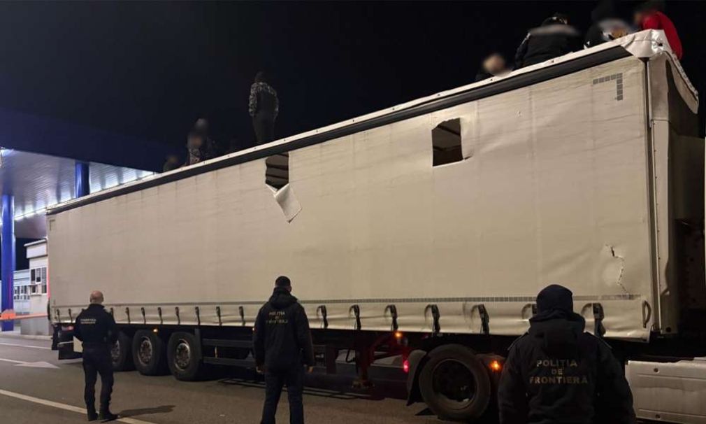 38 de migranți ascunși într-un camion cu plăci, descoperiți la Calafat