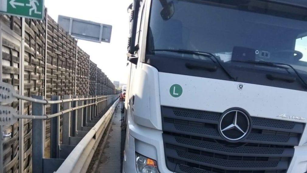 Accident între două camioane pe Autostrada Arad-Nădlac