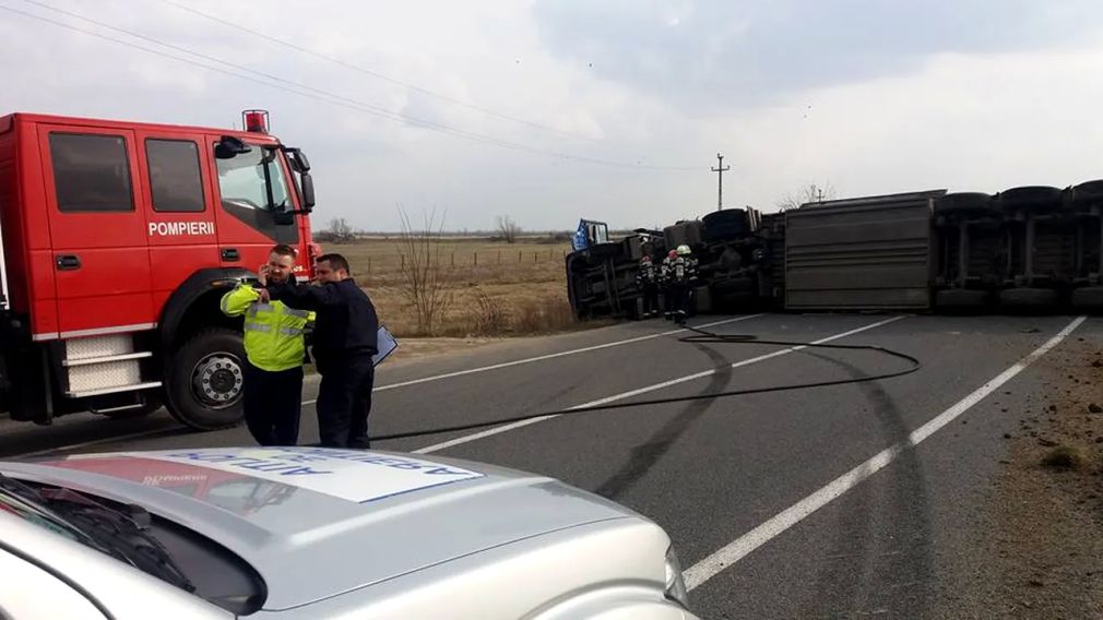 Camion în șanț, traficul blocat