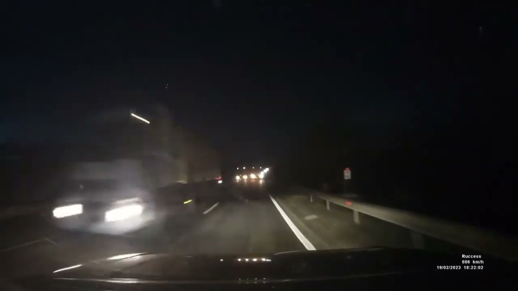 VIDEO Camion intră pe contrasens și dă naștere unui accident