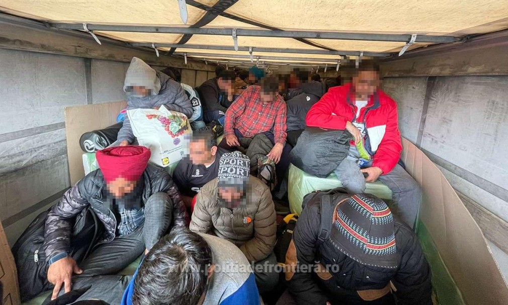 59 de migranţi au încercat să treacă frontiera ilegal, în Ungaria în două camioane
