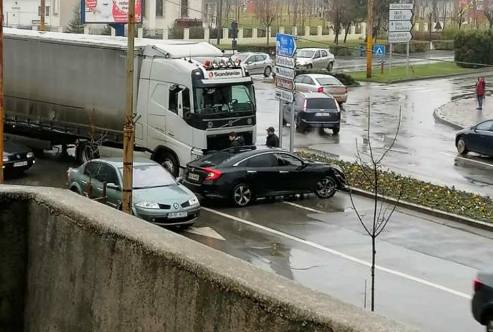 Accident în Slatina între un camion şi un autoturism. Traficul rutier dat peste cap