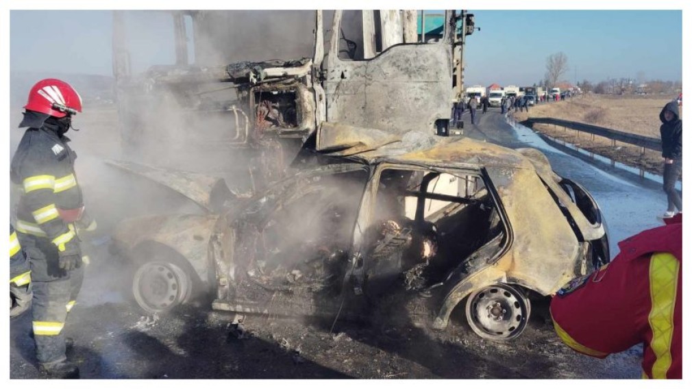 Doi tineri au ars de vii după un accident între un camion și un autoturism