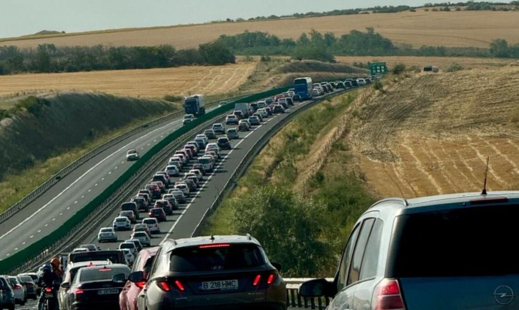 Circulație îngreunată pe A2: Un camion s-a defectat