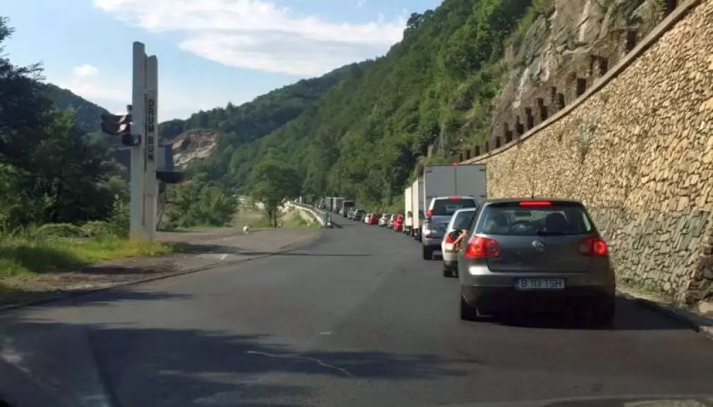 VIDEO Șofer strivit de camionul pe care-l conducea pe Valea Oltului
