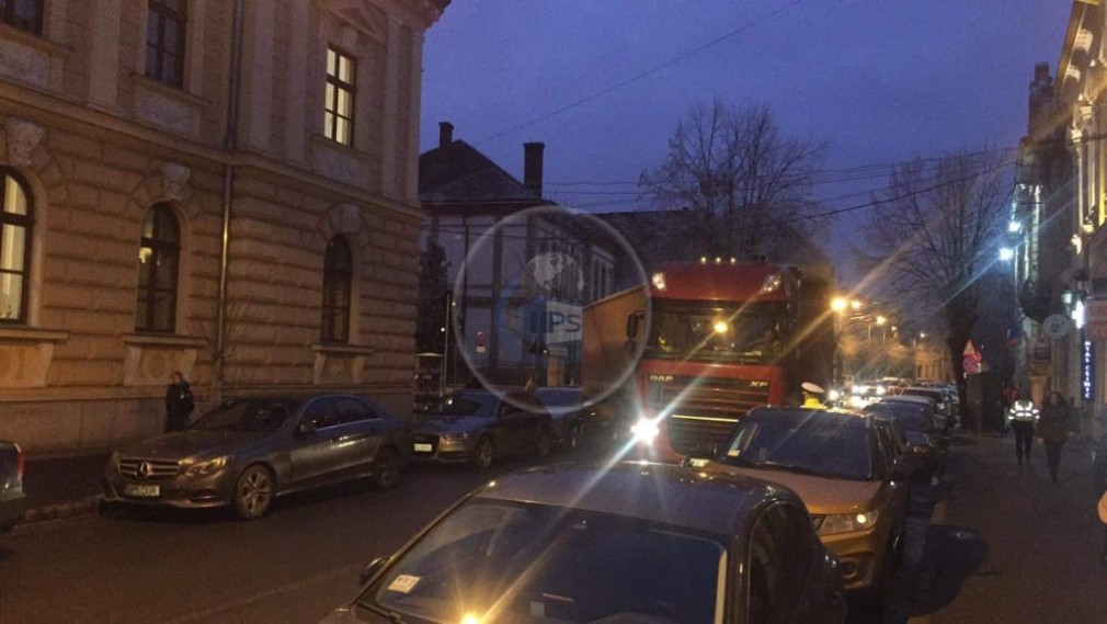 FOTO. Camion, blocat pe o stradă din Satu Mare