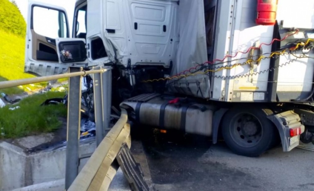 Un camion a intrat în balustrada de pe Autostrada Transilvania
