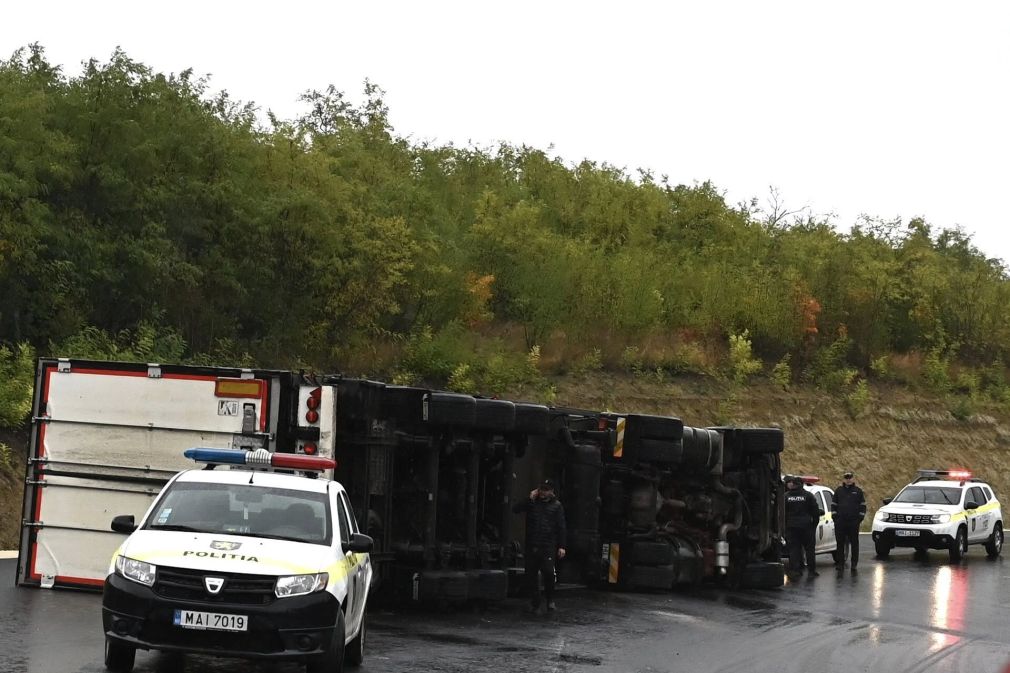 Un camion a derapat s-a dus în decor. Vreme infernală