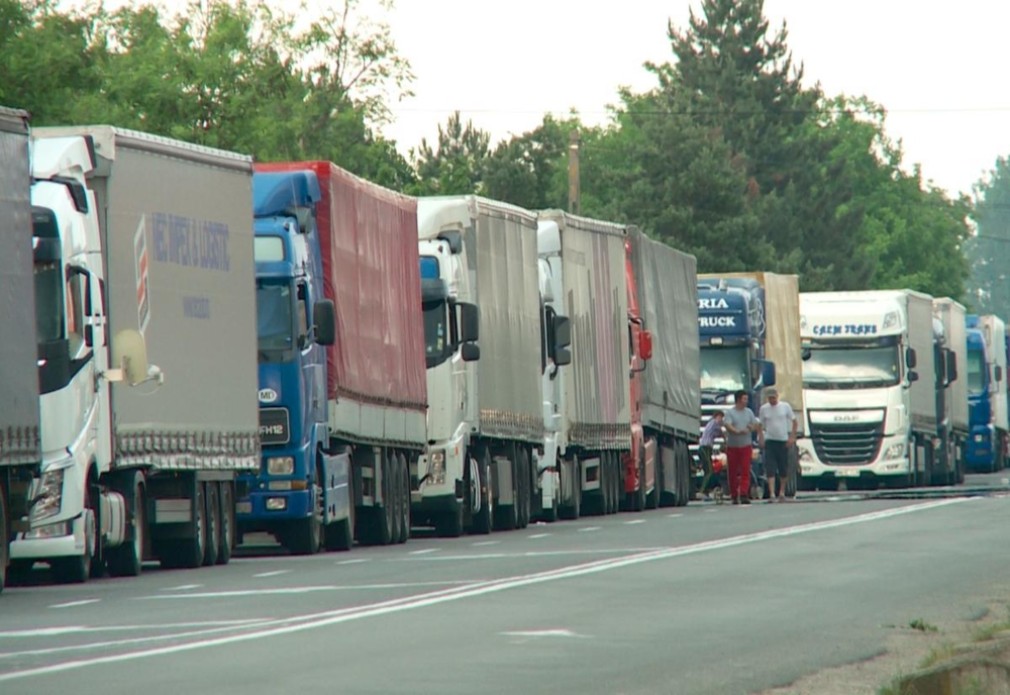 Șoferii de camion, obligați să înregistreze, manual, în tahograf trecerea granițelor