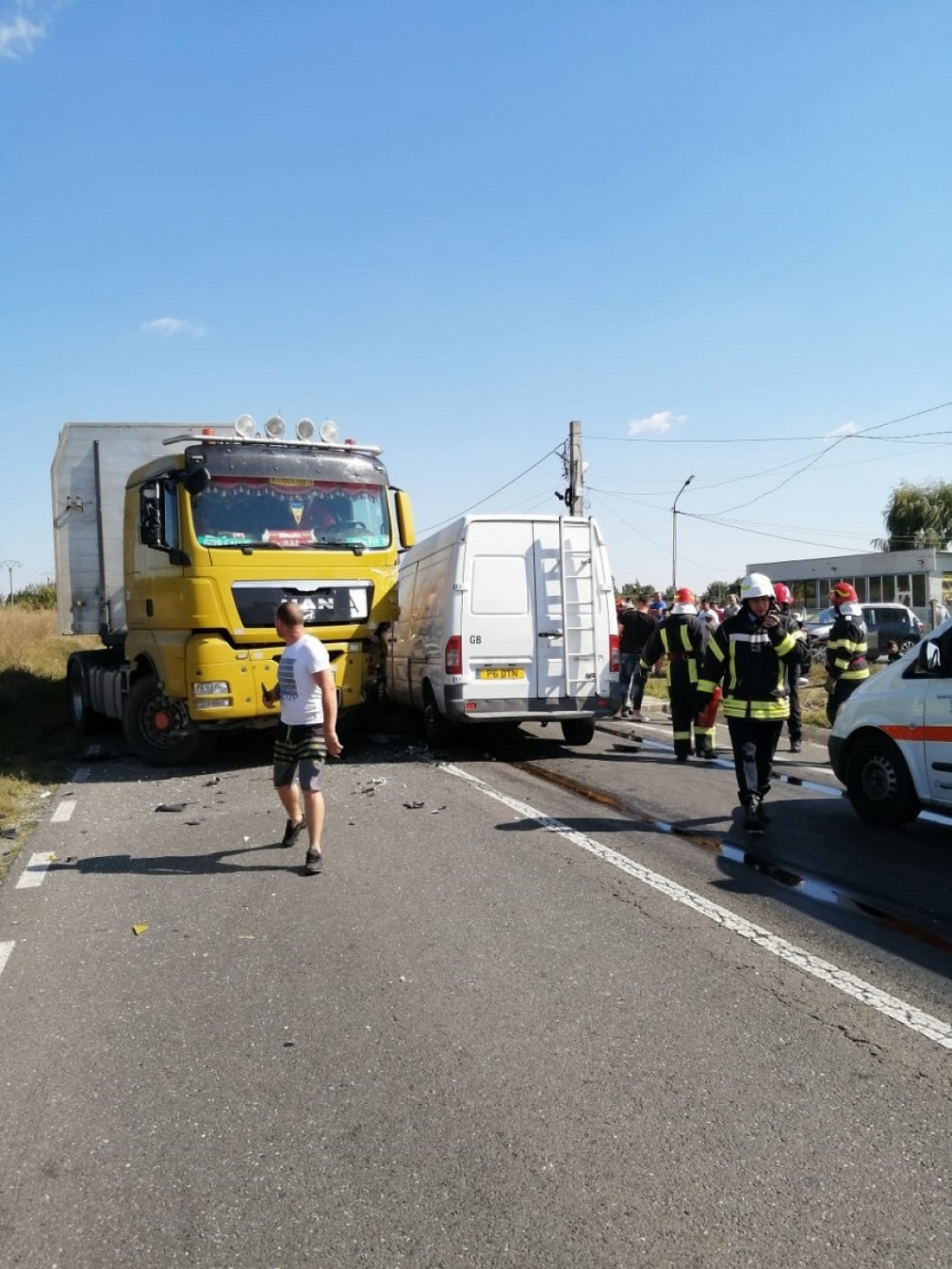 Cinci persoane la spital după coliziunea unui camion cu două utilitare