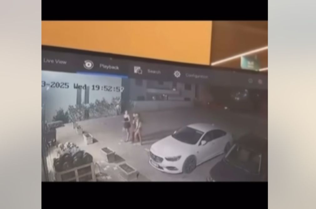 VIDEO Trei fete au scăpat miraculos după ce o anvelopă de camion s-a desprins și a lovit un magazin