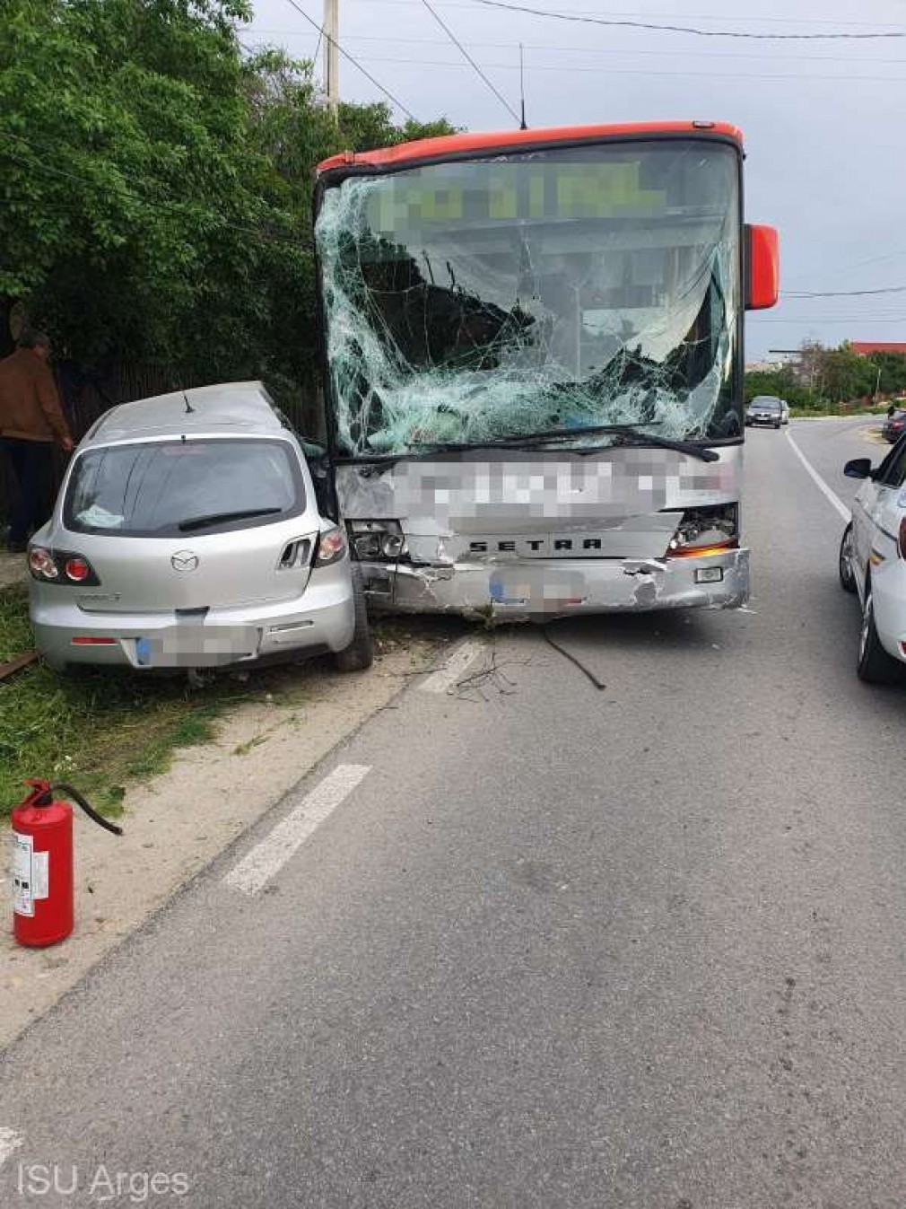 Un autobuz a lovit două autoturisme parcate şi doi stâlpi