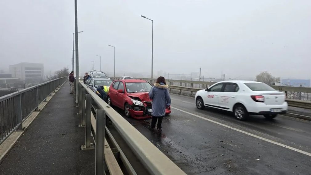 Accident în lanț cu 16 mașini din cauza poleiului. Unde a avut loc?