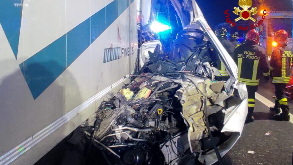 VIDEO O tânără româncă a decedat după ce un microbuz a lovit un camion staționat