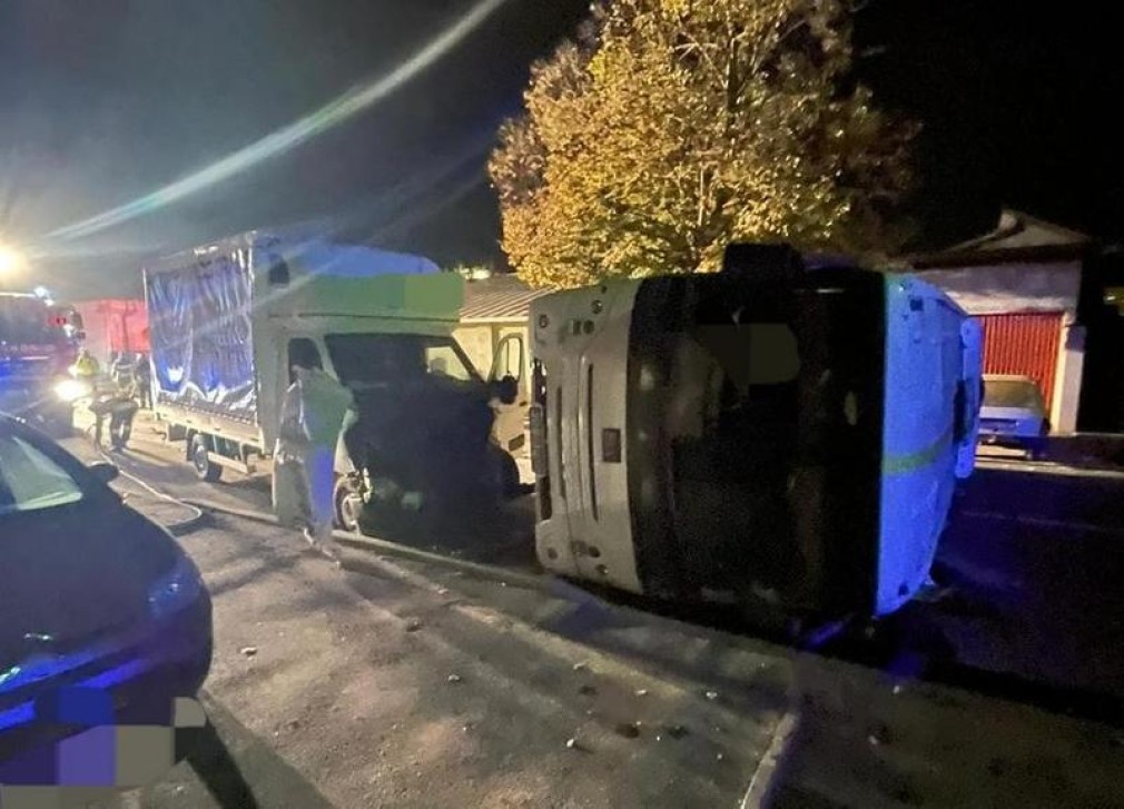 O camionetă a răsturnat un microbuz: 13 persoane, la spital