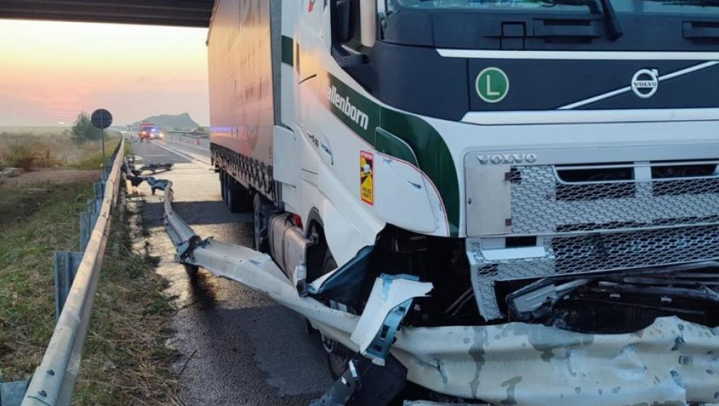 Un camion a ieșit „șifonat” după un accident cu un autoturism