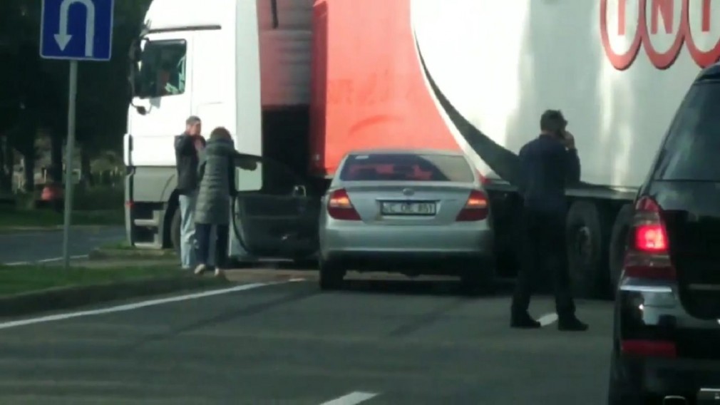VIDEO. Un camion a virat la stânga și a luat un autoturism cu el
