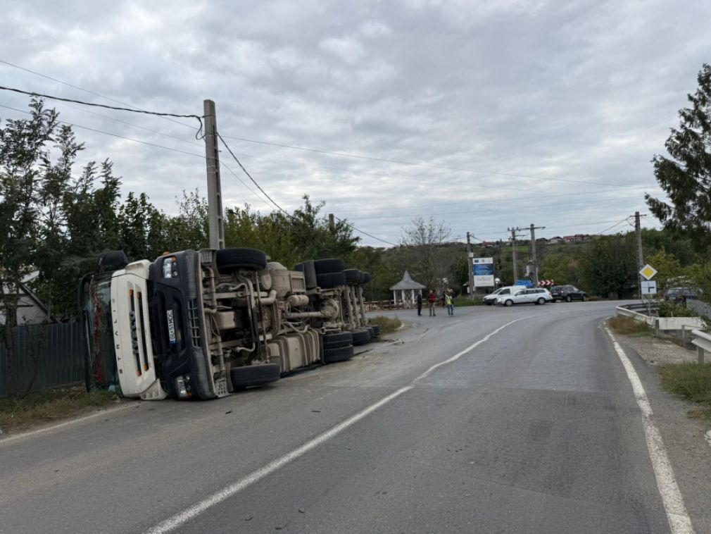 Un camion a intrat prea tare într-o curbă și s-a răsturnat