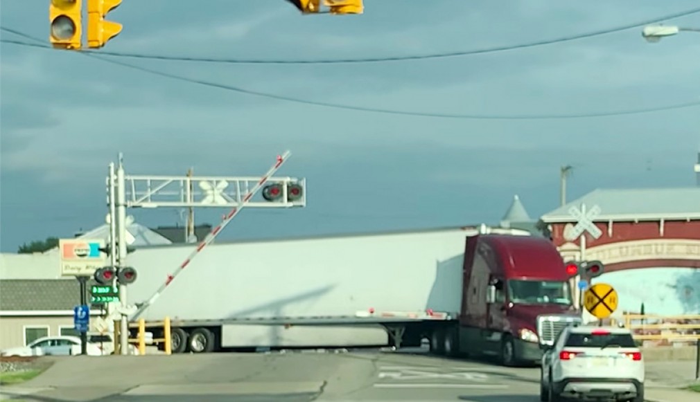 VIDEO. Camion blocat pe calea ferată, spulberat de un tren