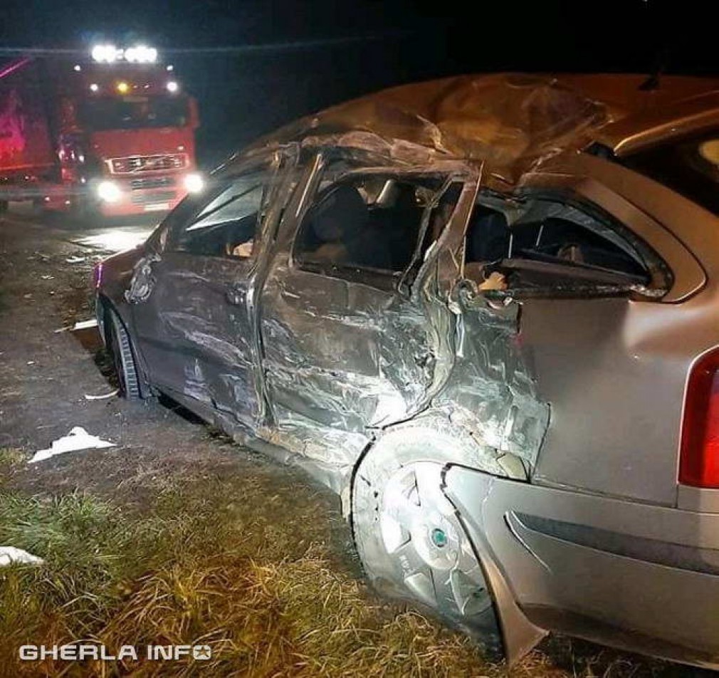 O mașină Skoda, distrusă de impactul cu un camion
