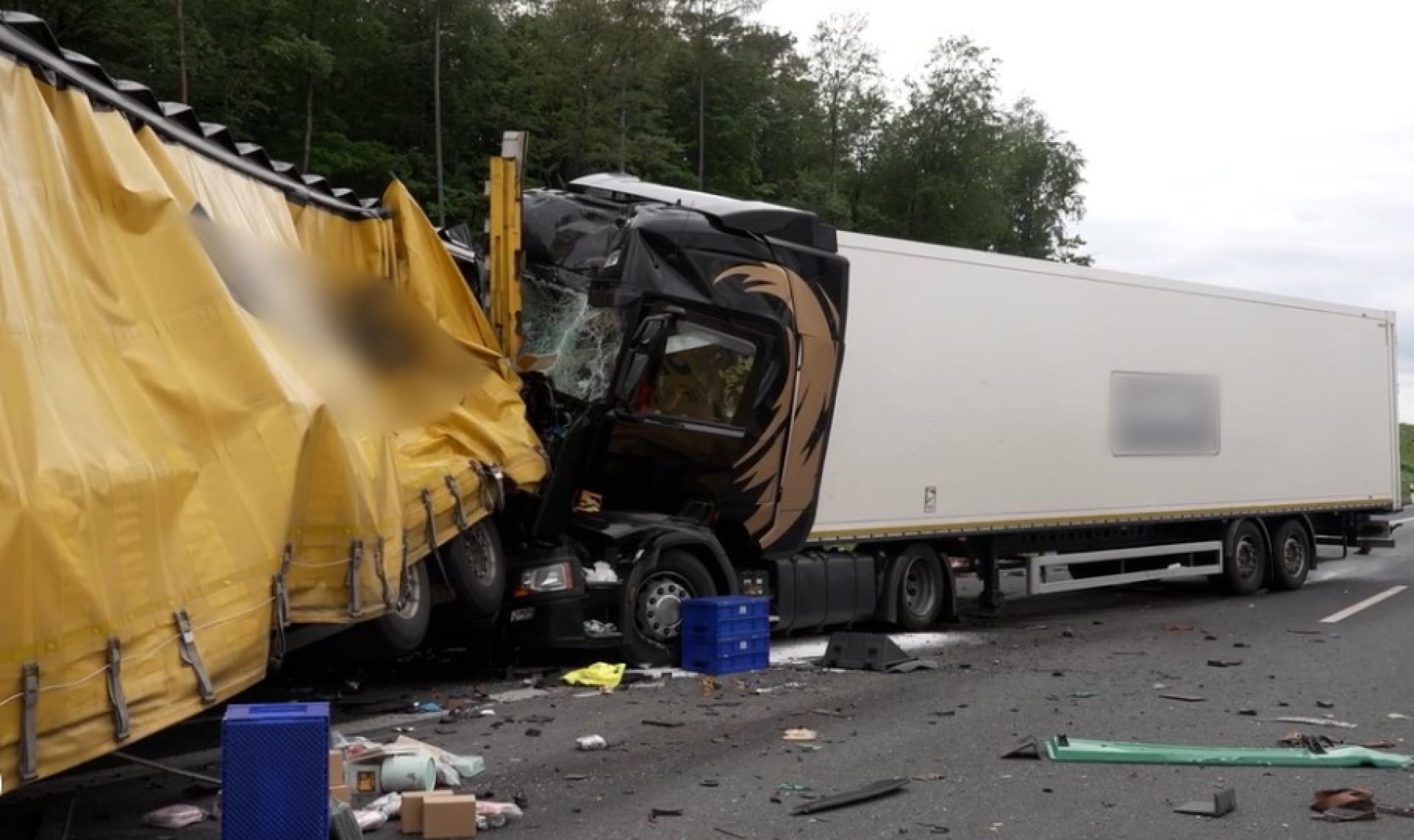 VIDEO Un camion a provocat o coliziune în lanț. Autostrada A3 este complet închisă