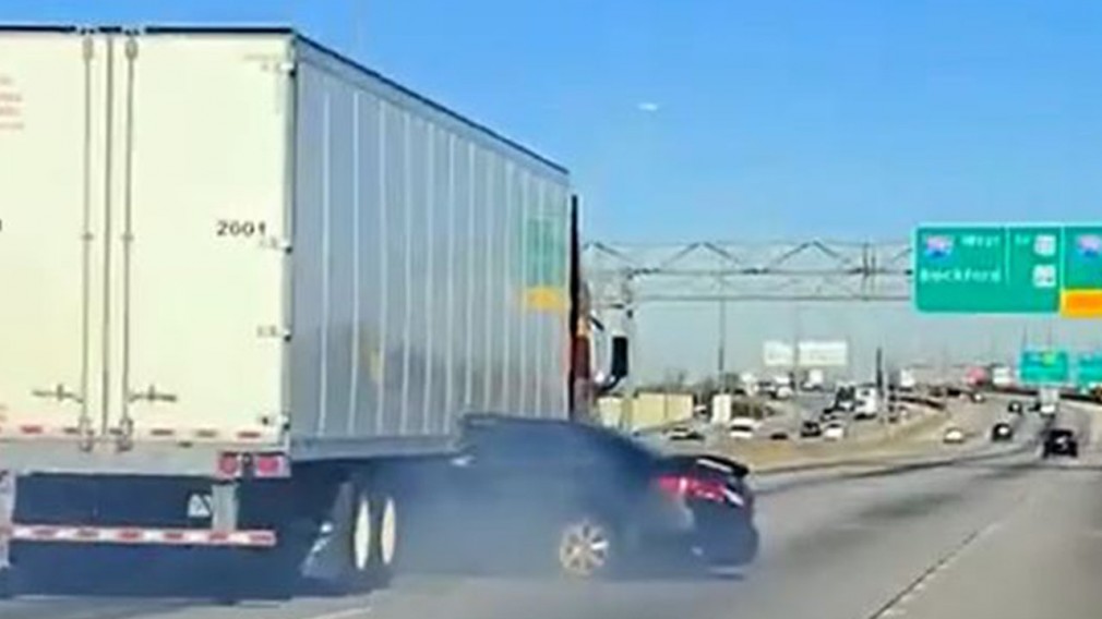 VIDEO O mașină prinsă sub un camion a fost târâtă zeci de metri pe o autostradă