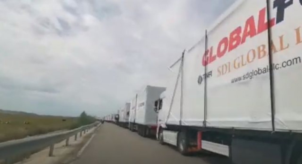 VIDEO Zeci de camioane, cu aparatură COVID, blocate de birocrație pe un câmp lângă Iași