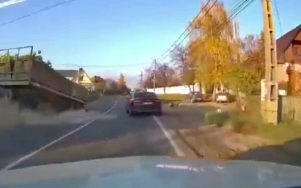 VIDEO. Momentul în care un camion lovește un tractor care transporta o remorcă plină cu varză