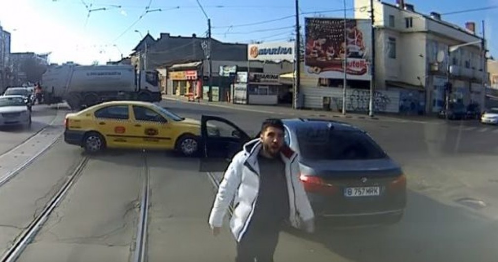 VIDEO. Un vatman s-a aruncat cu tramvaiul într-un BMW care îi bloca linia