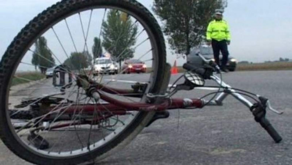 Un biciclist a fost acroșat de un camion