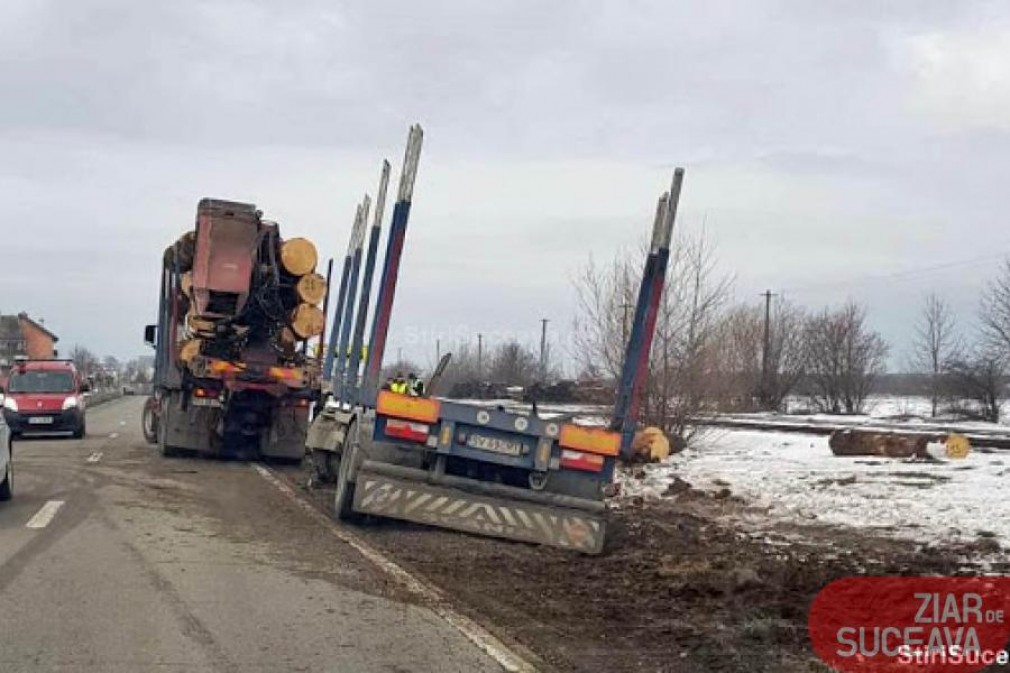 Un camion încărcat cu lemne s-a răsturnat. Șoferul a vrut să evite un autoturism