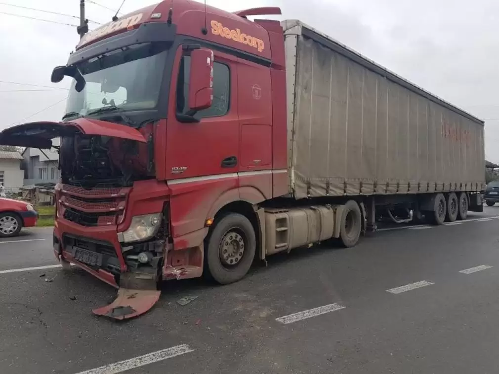 Două camioane s-au ciocnit. Unul dintre șoferi a pătruns pe sensul opus