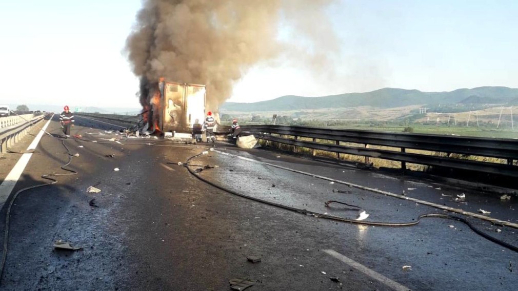 26 de morți după explozia unui camion cu carburanți care a lovit un autobuz