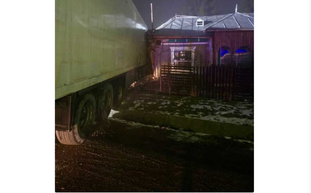 A pierdut controlul volanului și a intrat cu camionul într-o casă