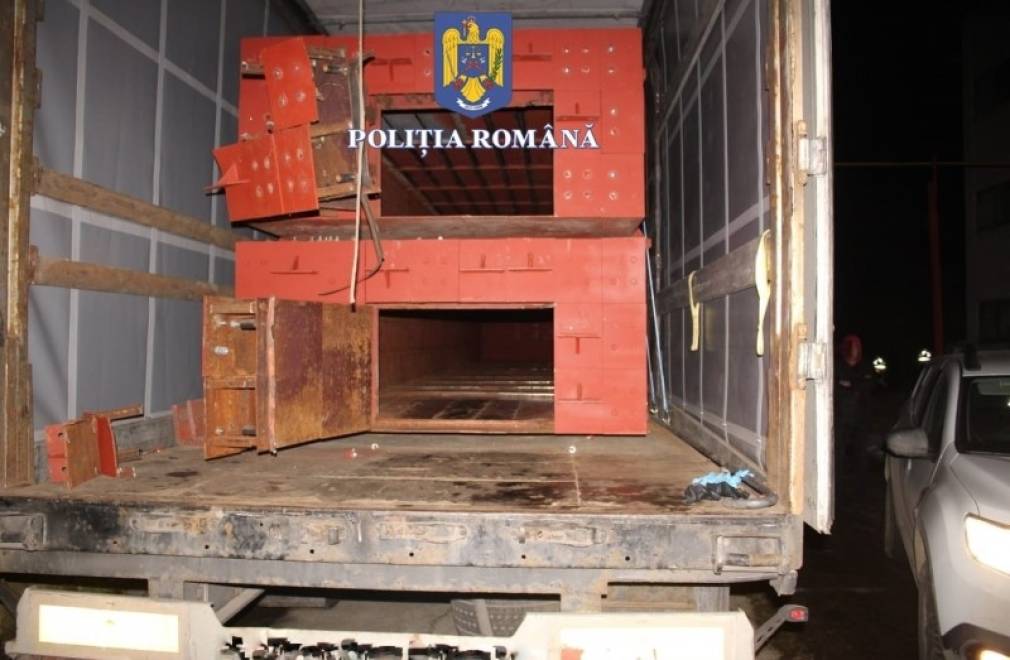 Camion cu 100.000 de pachete cu țigări, alimentat dintr-o fabrică clandestină de tutun