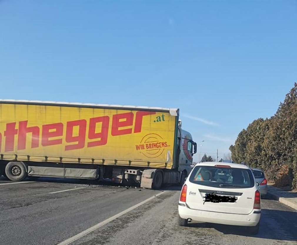 Un autoturism a intrat sub un camion la Agigea