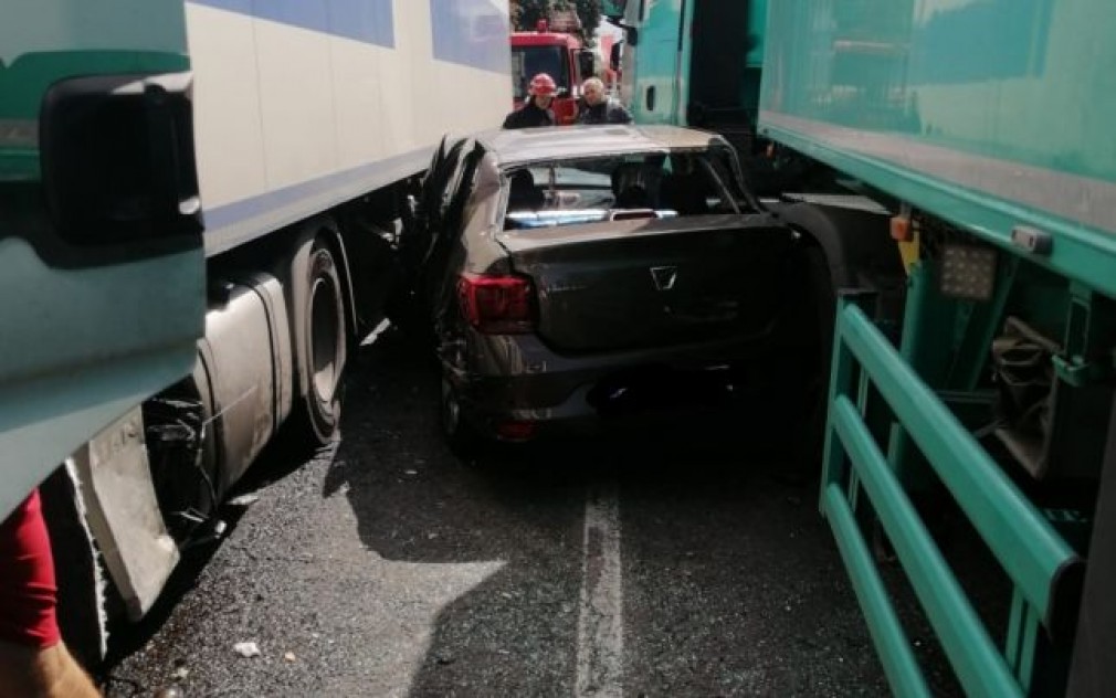 VIDEO O mașină a rămas blocată între două camioane la Râmnicu Sărat