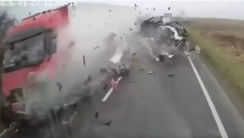 Ce a consumat șoferul care s-a aruncat cu microbuzul în camion?