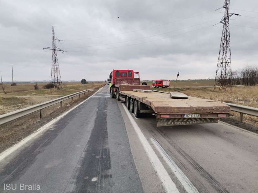 Două camioane s-au ciocnit pe DN87 Brăila - Galaţi. Traficul, complet blocat