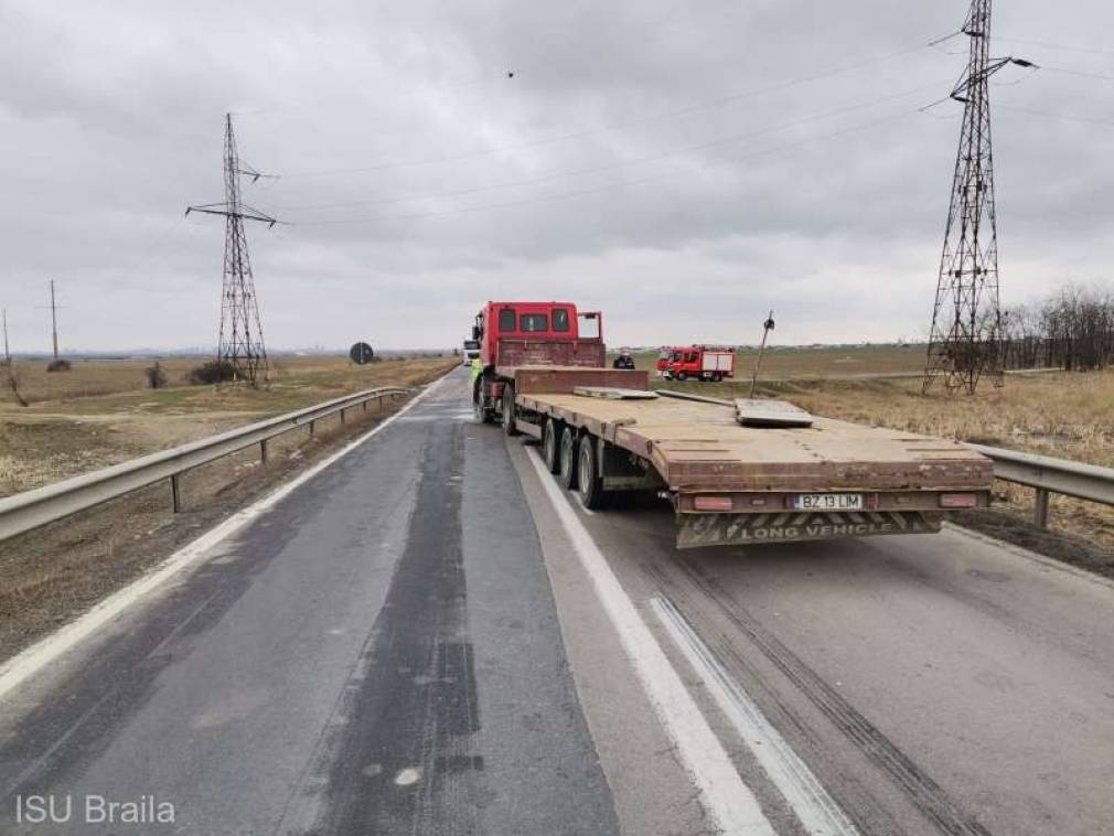 Două camioane s-au ciocnit pe DN87 Brăila - Galaţi. Traficul, complet blocat