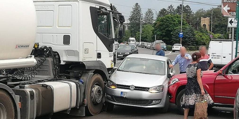 Autoturism, strivit între un camion și un Mercedes