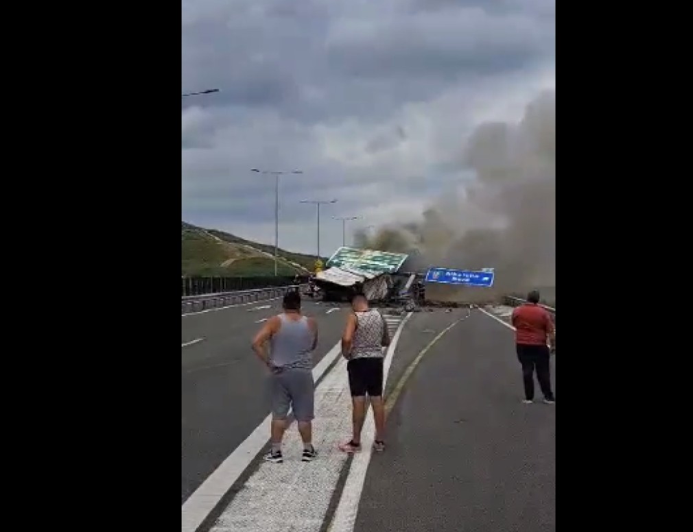 Un camion a fost cuprins de flăcări pe Autostrada Sebeș - Turda