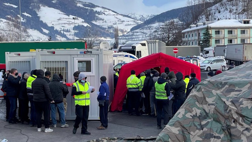 VIDEO Șoferii de camion, 5 ore de așteptare în frig pentru un test COVID la intrarea în Austria