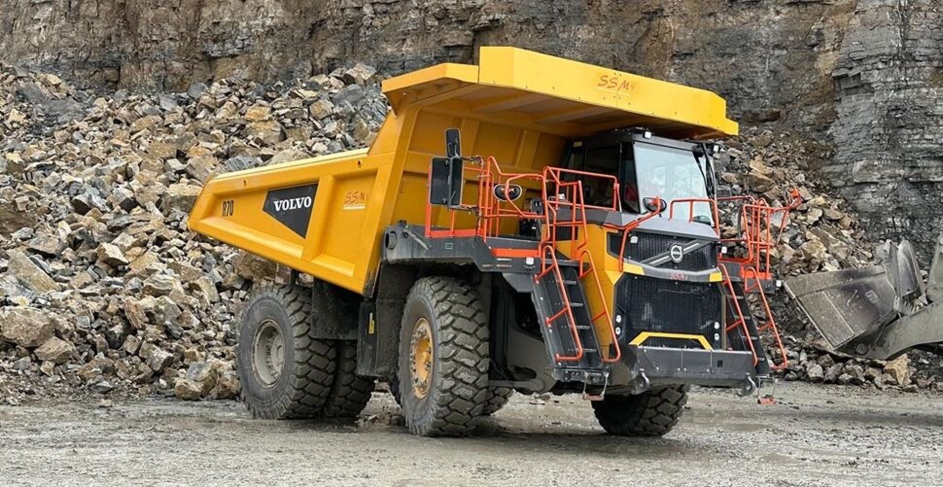 Primul camion minier Volvo R70 din Europa își începe activitatea într-o carieră de calcar din Germania