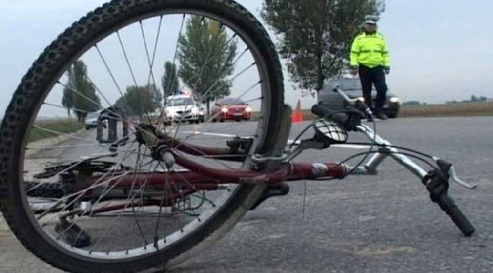 Biciclist lovit de un camion. Nu l-a putut evita!